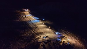 Opplyst bakke om kvelden