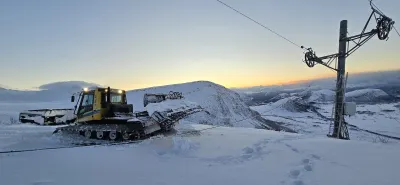 Løypemaskin ved solnedgang